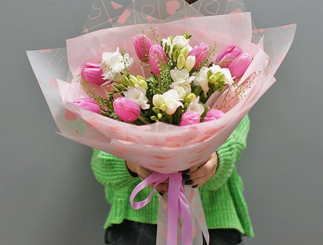 Букет с белыми фрезиями и розовыми тюльпанами Фото